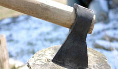 Balta ilə polisə hücum etdi