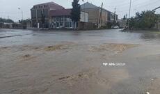 Gəncədə şiddətli yağış: Bəzi küçələrə sel gəlib