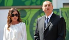 İlham Əliyev və birinci xanım sərgidə