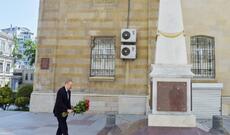 Prezident İlham Əliyev Azərbaycan Xalq Cümhuriyyətinin şərəfinə ucaldılmış abidəni ziyarət edib