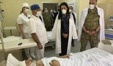 Ombudsman yaralanmış hərbçilərə baş çəkdi