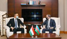 Ceyhun Bayramovun Macarıstan XİN başçısı ilə təkbətək görüşü başlayıb