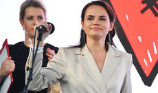 Lukaşenkonun rəqibi Merkeldən kömək istədi