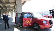 Prezident İlham Əliyev Bakıya gətirilmiş TX modelli yeni "London taksi"ləri ilə tanış olub