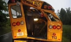 Almaniyada məktəbliləri daşıyan avtobus ağaca çırpılıb