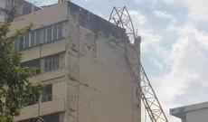 Bakıda kran yaşayış binasının üzərinə aşdı