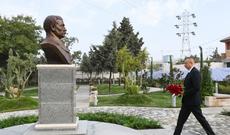 İlham Əliyev yeni parkın açılışında