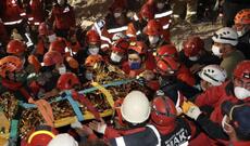 İzmirdə 14 yaşlı qız 58 saat sonra dağıntılar altından sağ çıxarılıb