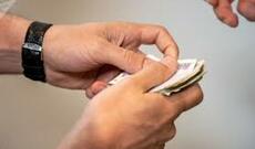 Vəzifəli şəxslər rüşvət alarkən yaxalanıblar