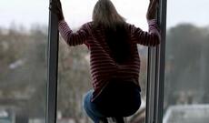 Özünü binadan atan qadına cinayət işi açıldı