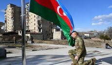 Prezident İlham Əliyev Şuşada Azərbaycan bayrağını qaldırıb