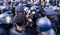 Almaniyada kütləvi aksiyalar zamanı 12 polis əməkdaşı xəsarət alıb