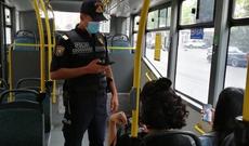 Polis mülki geyimdə avtobuslarda reyd keçirdi
