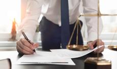 Azərbaycanda vəzifəli şəxs rüşvət alarkən yaxalandı