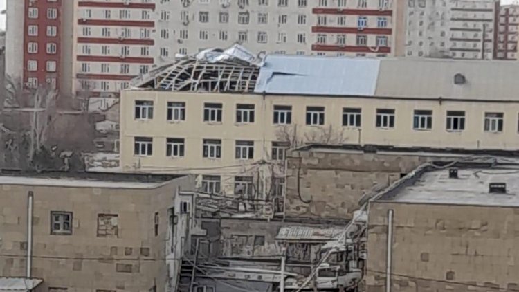 Güclü külək Bakıda 11 məktəbə ciddi ziyan vurub