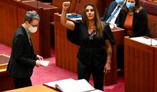 Andiçmə mərasimində şok anlar – “Müstəmləkəçi kraliça...”