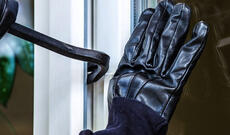 Qax rayonunun Fıstıqlı kəndi ərazisində iki mağazadan oğurluq etməkdə şübhəli bilinən Qum kənd sakini T.Mirzəyev saxlanılıb