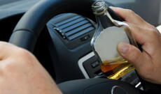 Xırdalan şəhəri ərazisində avtomobili təhlükəsizlik kəmərini taxmadan idarə etdiyinə görə saxlanılan C.Səmədovun sürücülük vəsiqəsinin müddətinin bitməsi və onun sərxoş halda olması müəyyən edilib