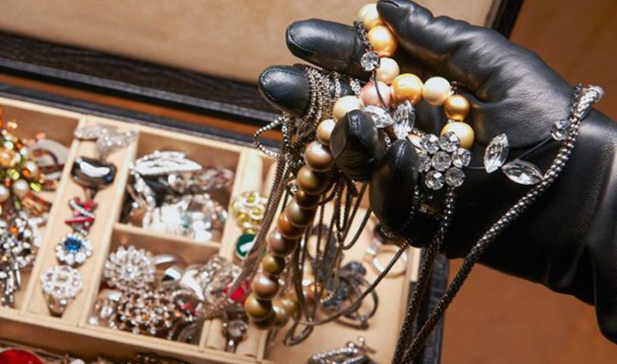 Oğurluq etməkdə şübhəli bilinən Neftçala rayon sakini C.Məmmədovdan odlu silah, 7 ədəd patron və 1 ədəd patron darağı aşkar olunub