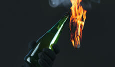 Rusiyada musiqi ansamblının 82 yaşlı direktoru borclarından qurtulmaq üçün hərbi komissarlığı yandırmağa cəhd edib.