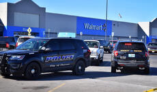 Walmart işçisi iş yoldaşını güllələməklə hədələdikdən sonra silahla dayanacaqda həbs edilib