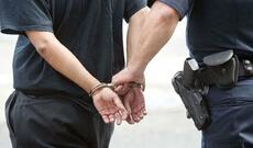 Sankt-Peterburqda qida çatdırılması xidmətinin kuryeri yeniyetmə qızların zorlanmasını lentə alıb