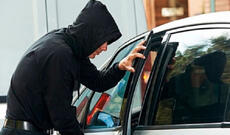 “Mercedes” markalı avtomobildən 16000 manat və 2000 ABŞ dolları oğurlanıb