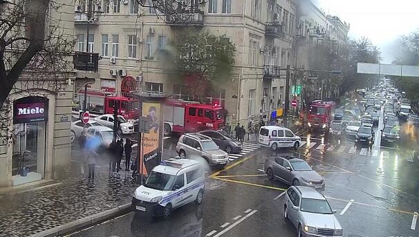 Bakının mərkəzində ev yanır
