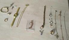 Binəqədi rayonunun Biləcəri qəsəbəsindəki evlərin birindən qızıl-zinət əşyaları oğurlamaqda şübhəli bilinən E.Mustafayev saxlanılıb