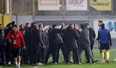 Hakimə etiraz olaraq futbolçularını meydandan çıxarıb