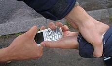 Mobil telefonu soyğunçuluq yolu ilə talamaqda şübhəli bilinən saxlanılıb