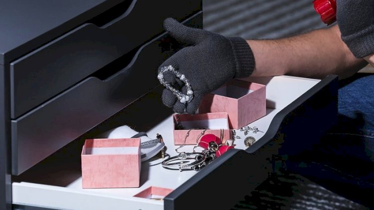 Bakıda evdən 20 min manat pul və qızıl-zinət əşyaları oğurlandı