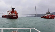 Dənizdə ​​lövbər salan yük gəmisi konteyner gəmisinə çırpılıb