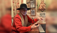 Yazıçı mənzilində, əməkdar artist isə hamamda ölü tapılıb