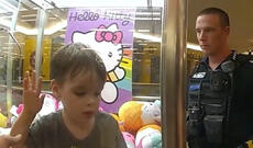 Avstraliya polisi oyun aparatının içərisində sıxışan uşağı xilas edib