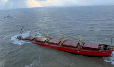 Konteyner gəmisi körpüyə çırpılıb