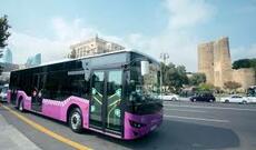 Bakıda dəhşətli qəza: Sərnişin avtobusun altında qaldı