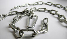 Bakıda DƏHŞƏT: Ana oğlunun zəncirlə asılmış meyitini tapdı