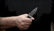 Kişi yatan dostunu bıçaqladı