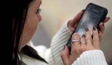 Kişi ondan xəbərsiz telefon işlədən arvadını döydü