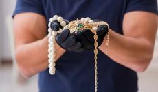 Bakıda evlərdən 15 min manatlıq qızıl-zinət əşyaları oğurlanıb