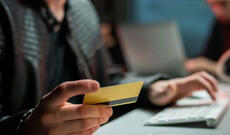 Bank kartından 3000 manat oğurladı