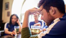 Kənddə biabırçılıq: ərli qadın yad kişilərlə gəzdi, içki məclisi qurdu, atası isə... – Şok