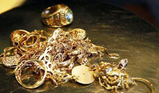 Mənzildən 60000 manat dəyərində qızıl-zinət əşyaları oğurlayan qadın tutuldu