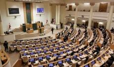Gürcüstan parlamentində dava: Deputatların mübahisəni yumruqla həll etdi