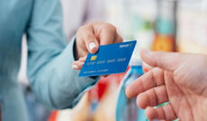 Bir nəfər şəxsin bank kartından 2000 manatını oğurlamaqda şübhəli bilinən qadın saxlanılıb