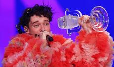 “Avroviziya-2024”ün qalibi mükafatını səhnədəcə sındırıb