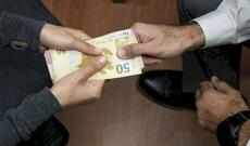 Azərbaycanda vəzifəli şəxs rüşvət alarkən tutuldu