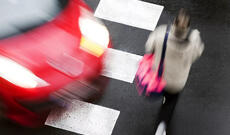 Bakıda yolu keçən gənc qızı avtomobil vurub