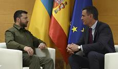 İspaniya kralı VI Felipe Vladimir Zelenskini hava limanında qarşılayıb